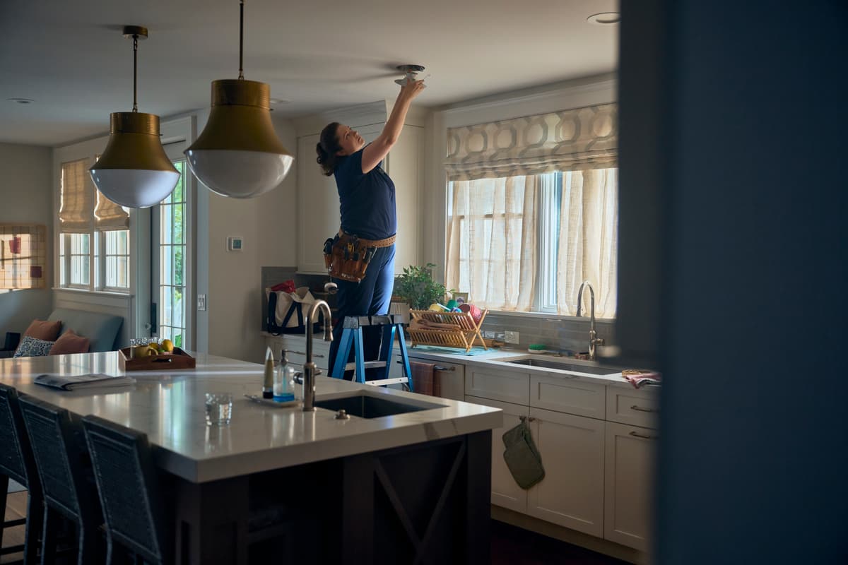 Battle Of the Bulbs: LED vs CFL vs Incandescent